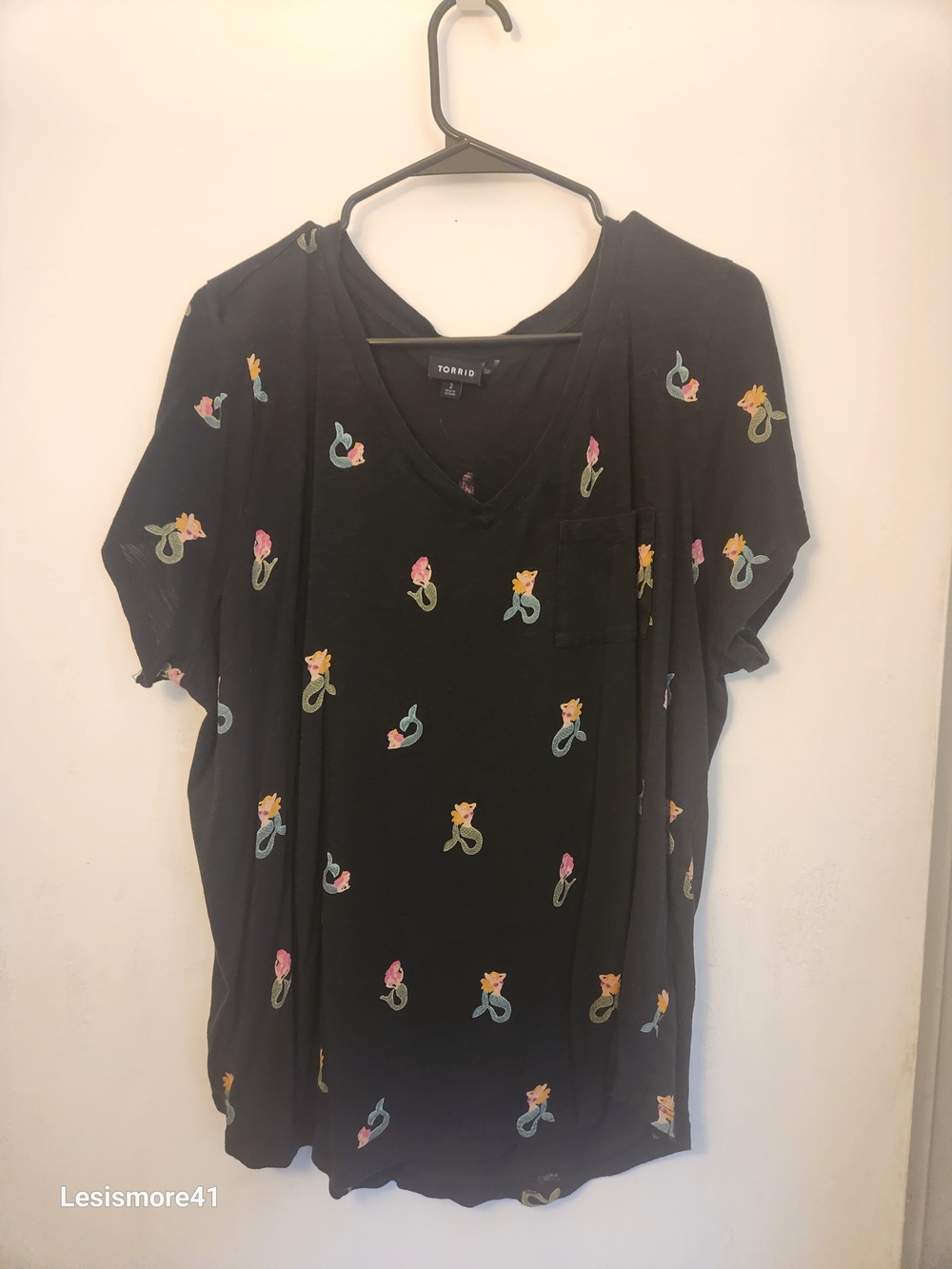 torrid Black V-Neck Short Sleeve Floral Pocket Tee